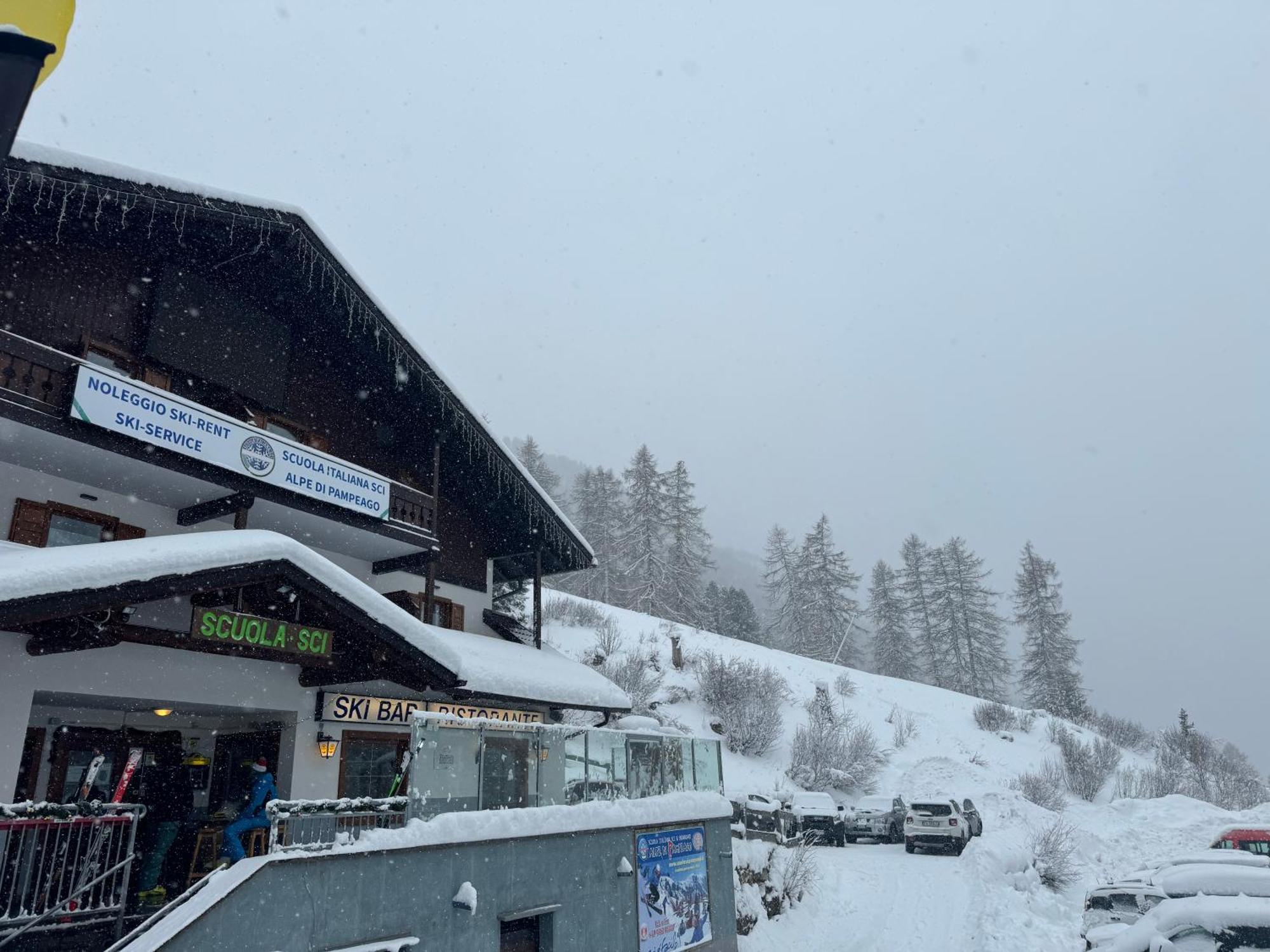 Ski Lodge Pampeago Tesero Exteriör bild